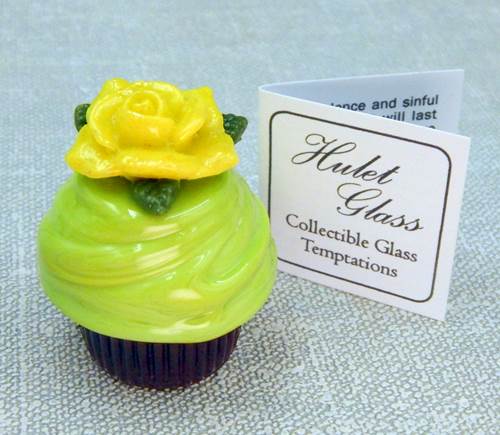 Click to view detail for HG-248 Truffle, Mini Cupcake Yellow Rose $63